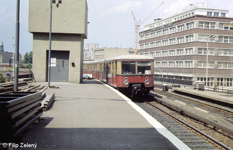 Bild: einfahrender Zug in Alexanderplatz