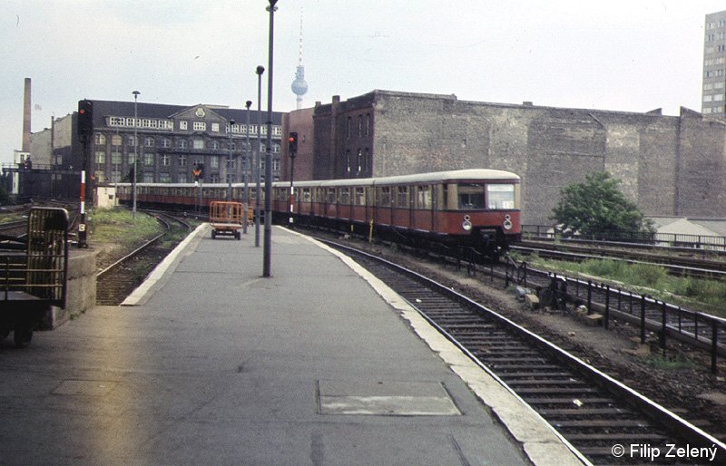 Bild: einfahrender Zug in Ostbahnhof