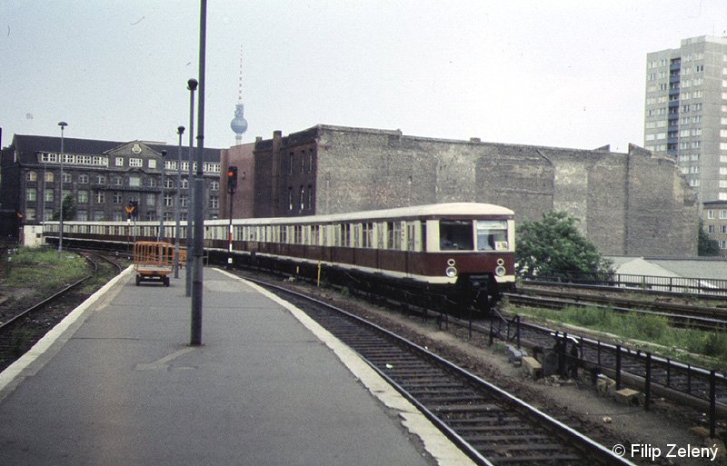 Bild: einfahrender Zug in Ostbahnhof