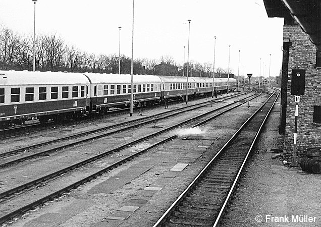 Bild: abgestellter Militärzug im Güterbahnhof Grunewald