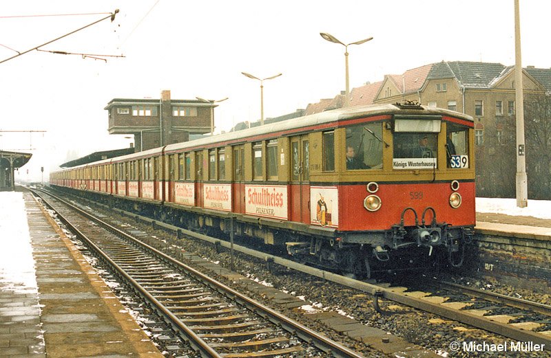 Bild: BVG-Zug im Winter 1989-90 im Bahnhof Baumschulenweg