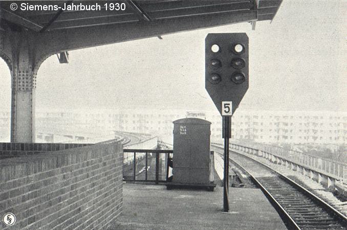 Dreibegriffiges Sv-Signal 5 am Bahnsteigende von Wernerwerk (Richtung Gartenfeld).